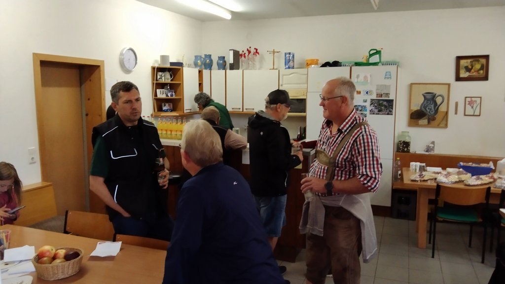 interessierte Gäste und Helfer